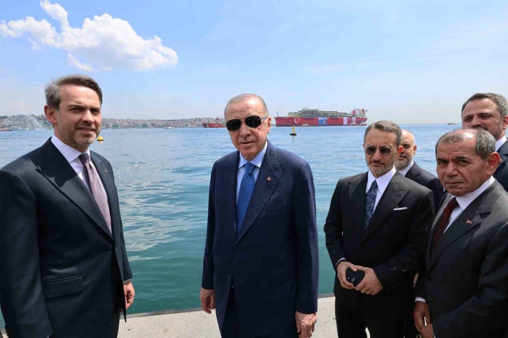 Boğaz'da tarihi an... Cumhurbaşkanı Erdoğan uğurladı