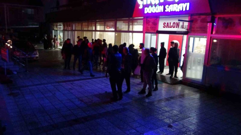 Kağıt toplayıcıları ile düğün sahibi bir grup arasında tartışma... 2’si ağır 5 yaralı