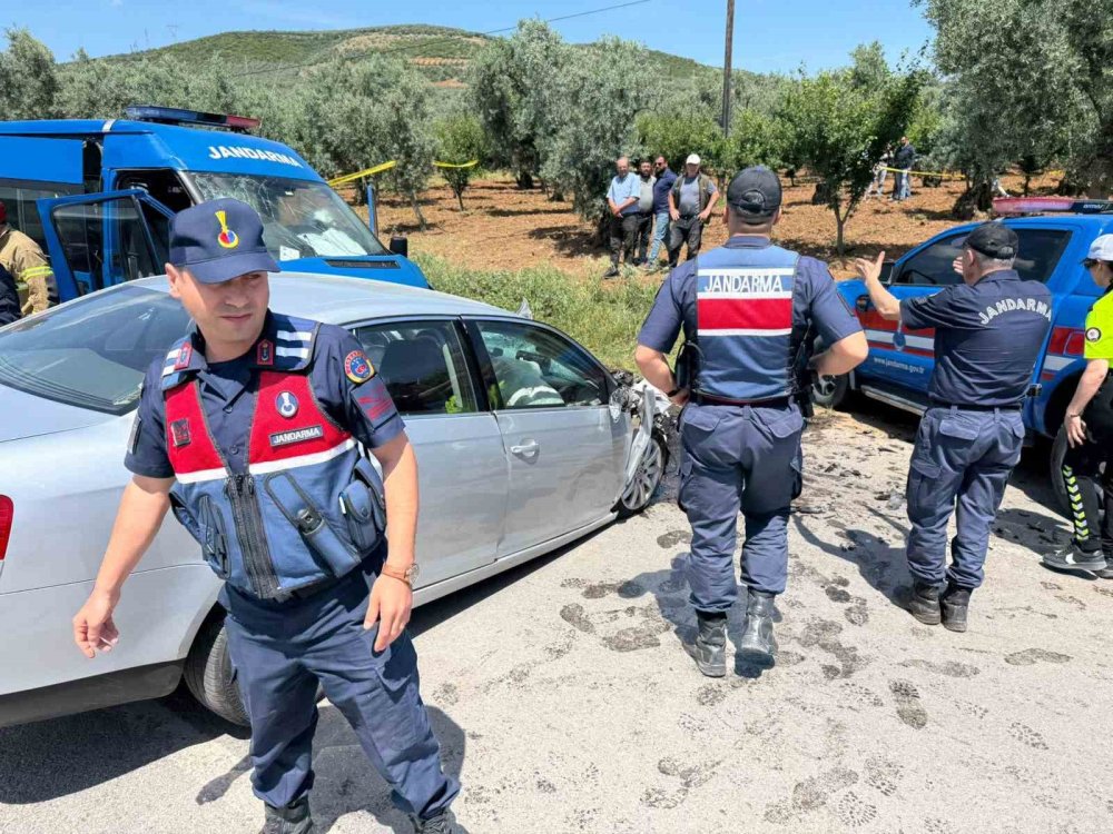 Hatalı sollama yapan otomobil jandarma ekibiyle çarpıştı: 1 ölü, 2 yaralı