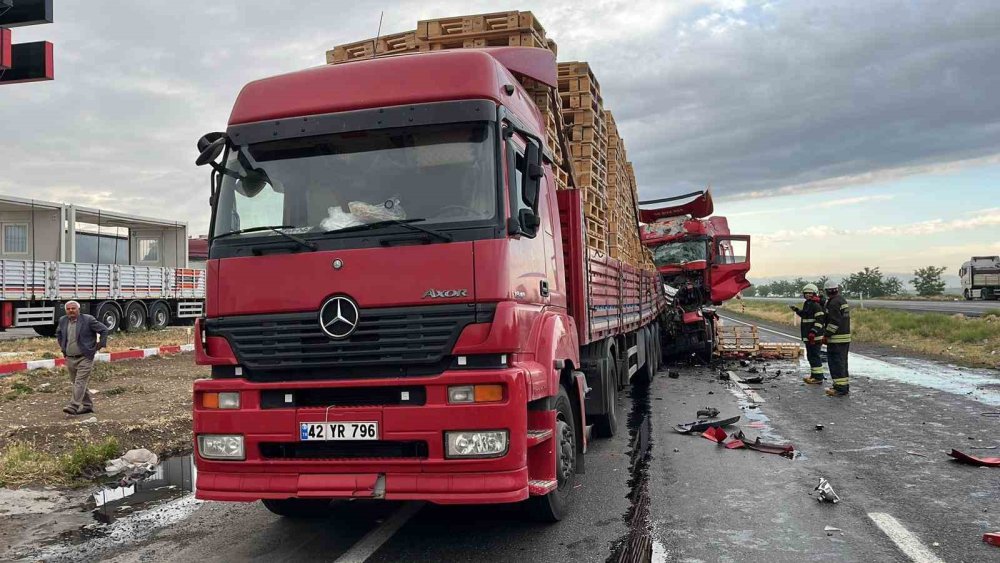 Konya'da tır tıra arkadan çarptı!