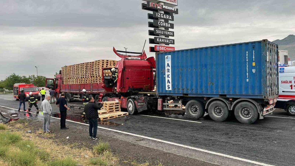 Konya'da tır tıra arkadan çarptı!