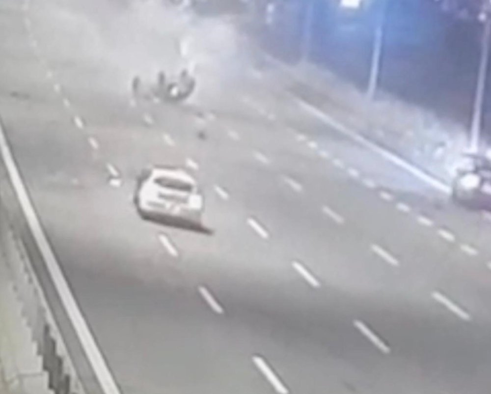 Feci kaza: 9 yaşındaki çocuk taklalar atan otomobilden yola savruldu