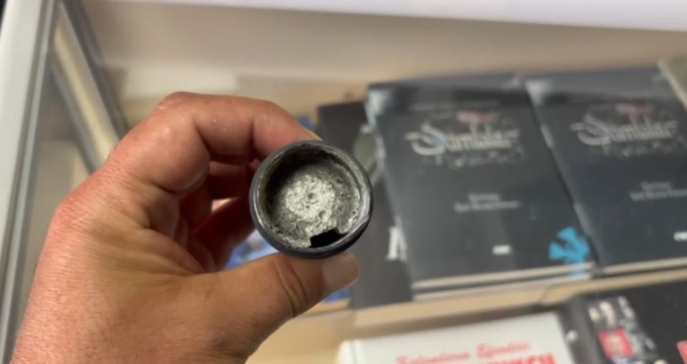 İnternetten aldığı mikrofonun içinden çıkan şey hayretler içinde bıraktı