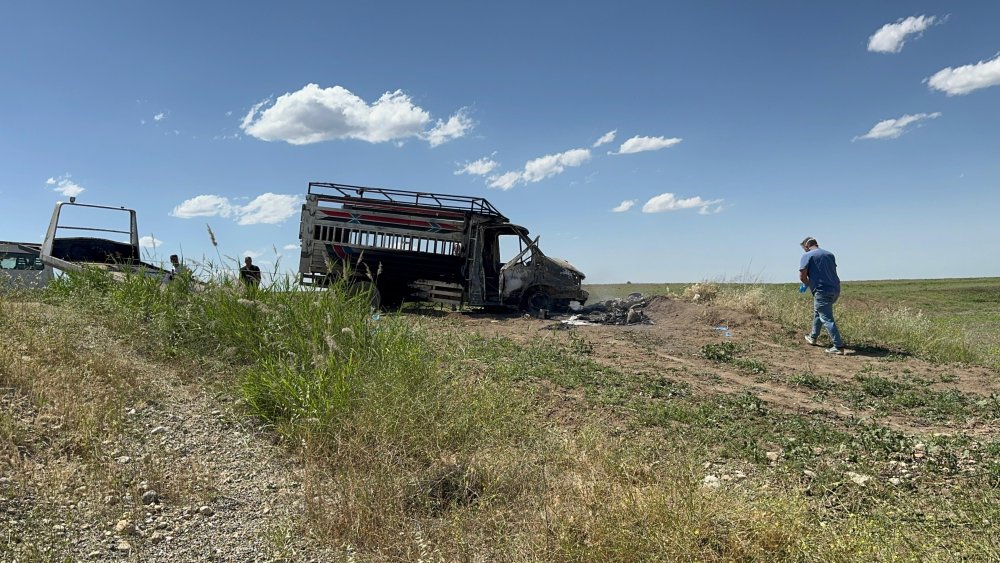 Kamyonette yakılan baba ve oğlunun cenazeleri, yan yana defnedildi