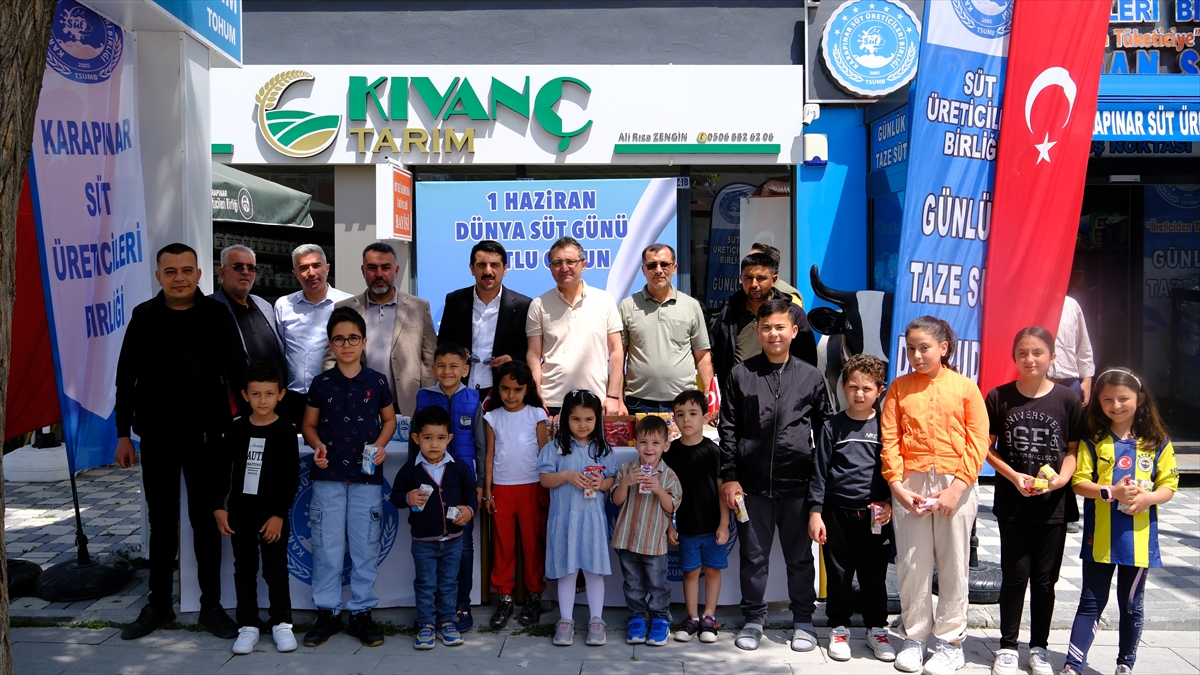 aa-20250601-38151622-38151618-konyada-dunya-sut-gunu-dolayisiyla-ucretsiz-sut-dagitildi.jpg