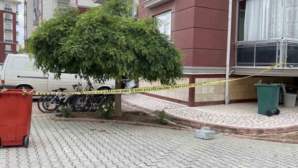 Konya’da 2 yaşındaki çocuğun düşme anı kamerada