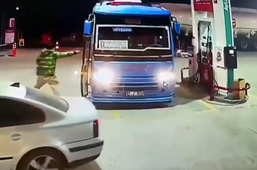 Otobüslere taş, sopa ve tabancayla saldırdılar