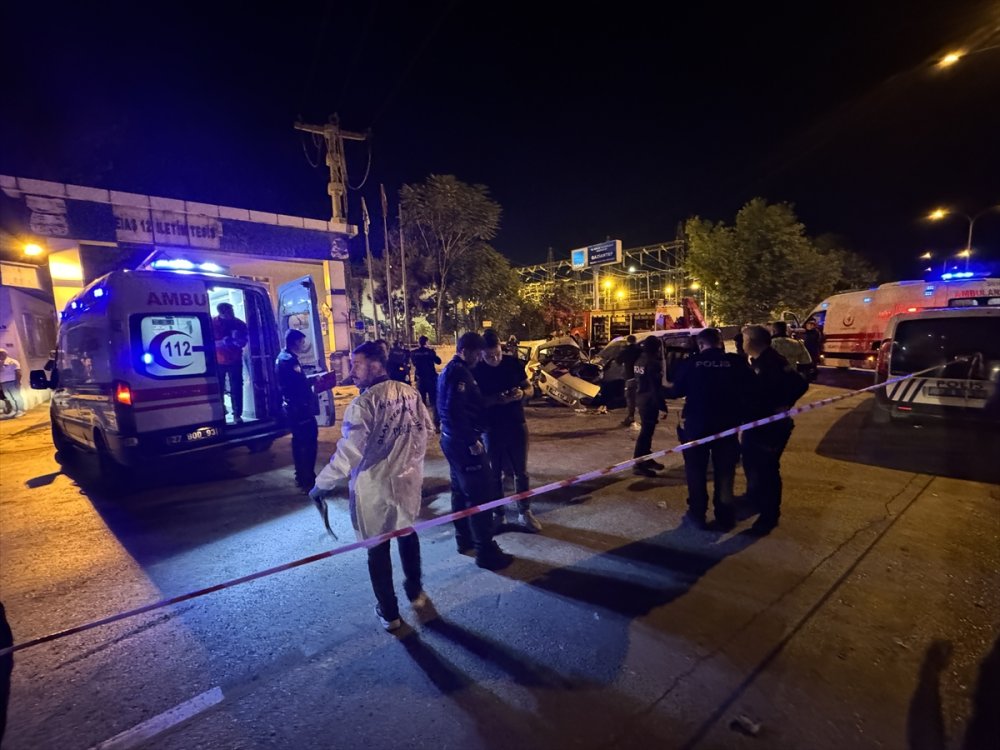 Otomobil ile hafif ticari araç çarpıştı, 5 kişi öldü, 2 kişi yaralandı