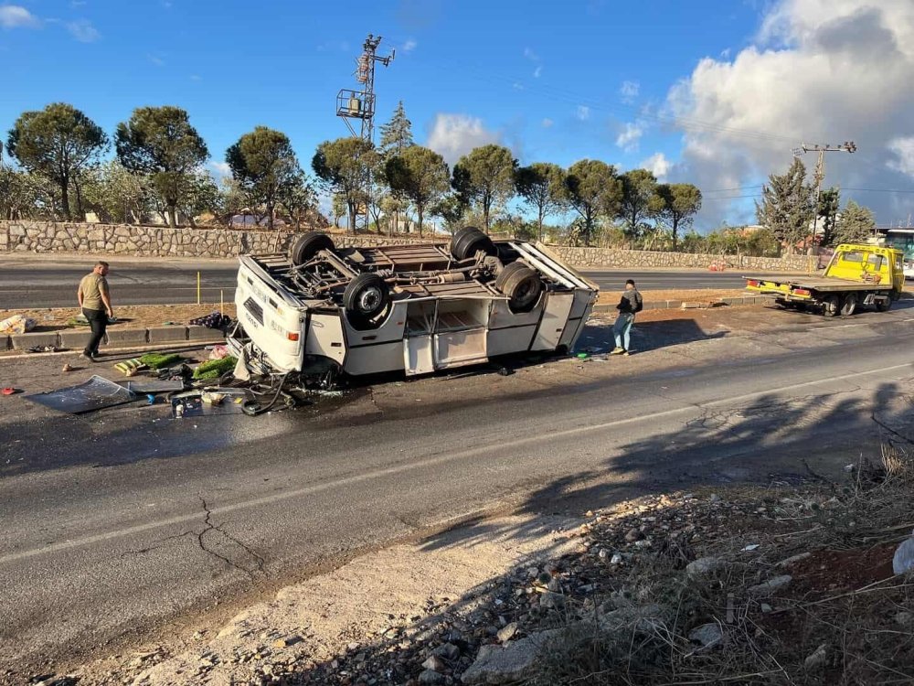 Tarım işçilerini taşıyan minibüs devrildi: 25 yaralı