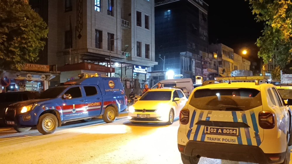 Silahlı kavgada kan aktı! 2 yaralı