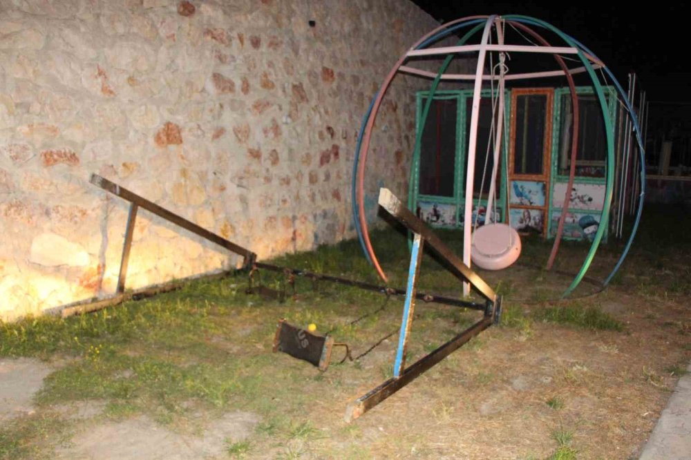 Devrilen salıncaktan düşen 4 yaşındaki çocuk hayatını kaybetti