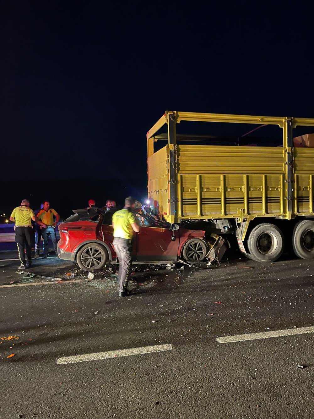 Kamyonun altına giren otomobilin sürücüsü öldü