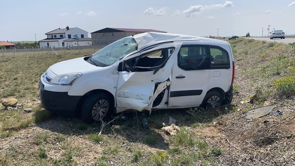 Konya’da lastiği patlayan hafif ticari araç takla attı: 2 yaralı