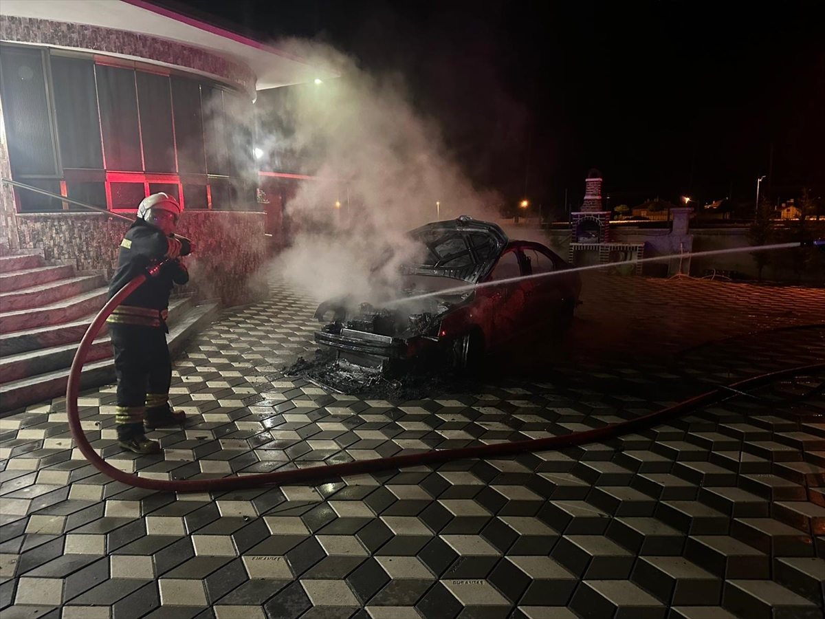 aa-20250605-38187707-38187704-konyada-park-halindeki-otomobilde-cikan-yangin-sonduruldu.jpg