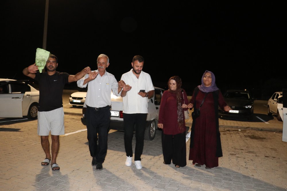 Cezaevi önünde halay çektiler