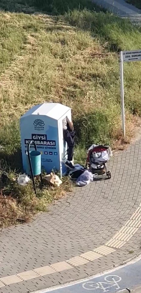 Giysi kumbarasından kıyafet çaldılar