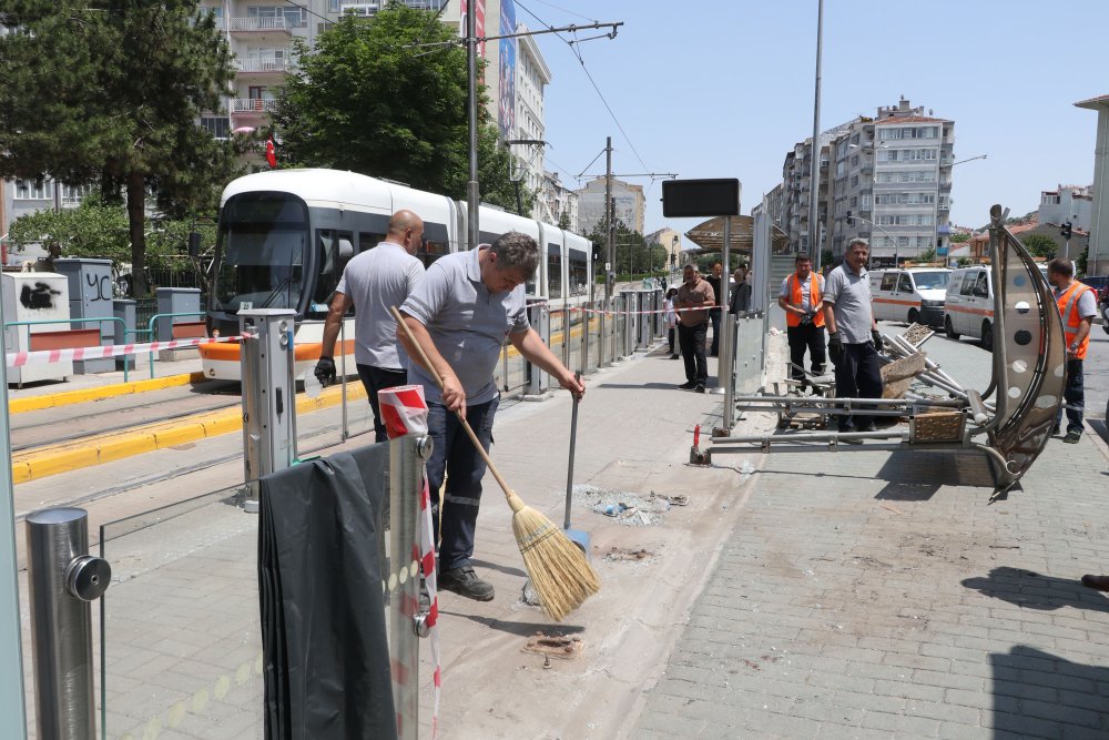 Belediye otobüsü tramvay durağına daldı
