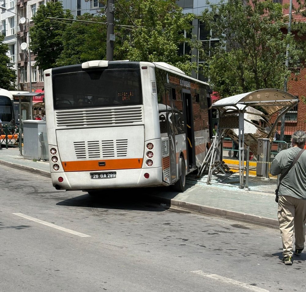 Belediye otobüsü tramvay durağına daldı