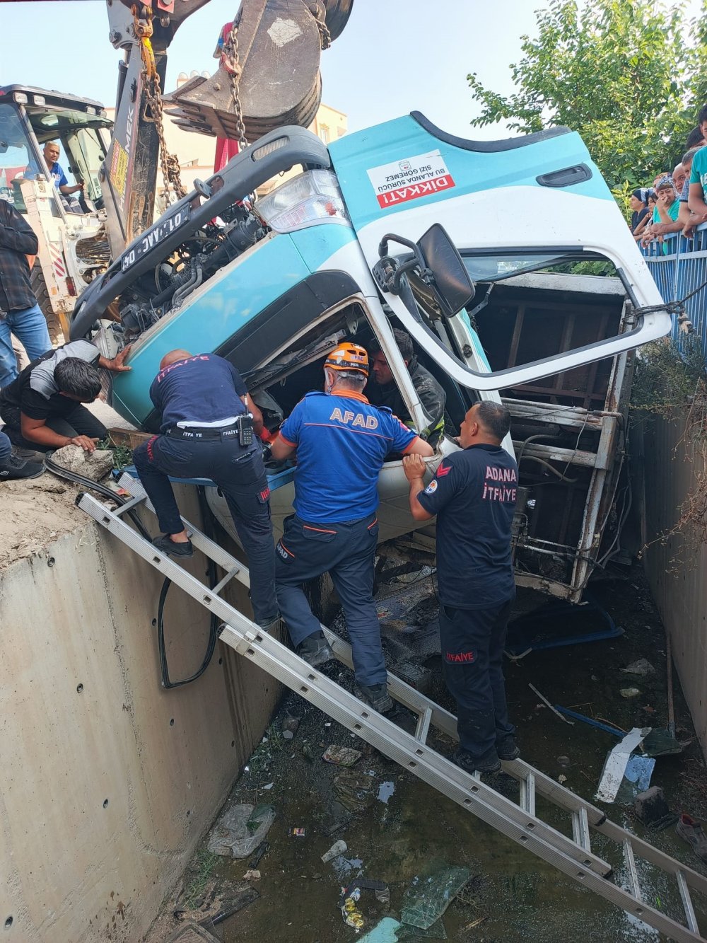 Çöp kamyonu sulama kanalına devrildi; 3 yaralı