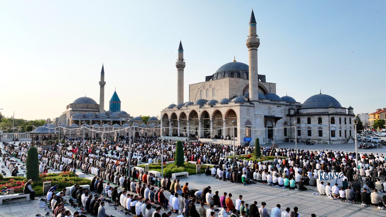 konya-kurban-bayrami-mevlana-meydani-1.jpg