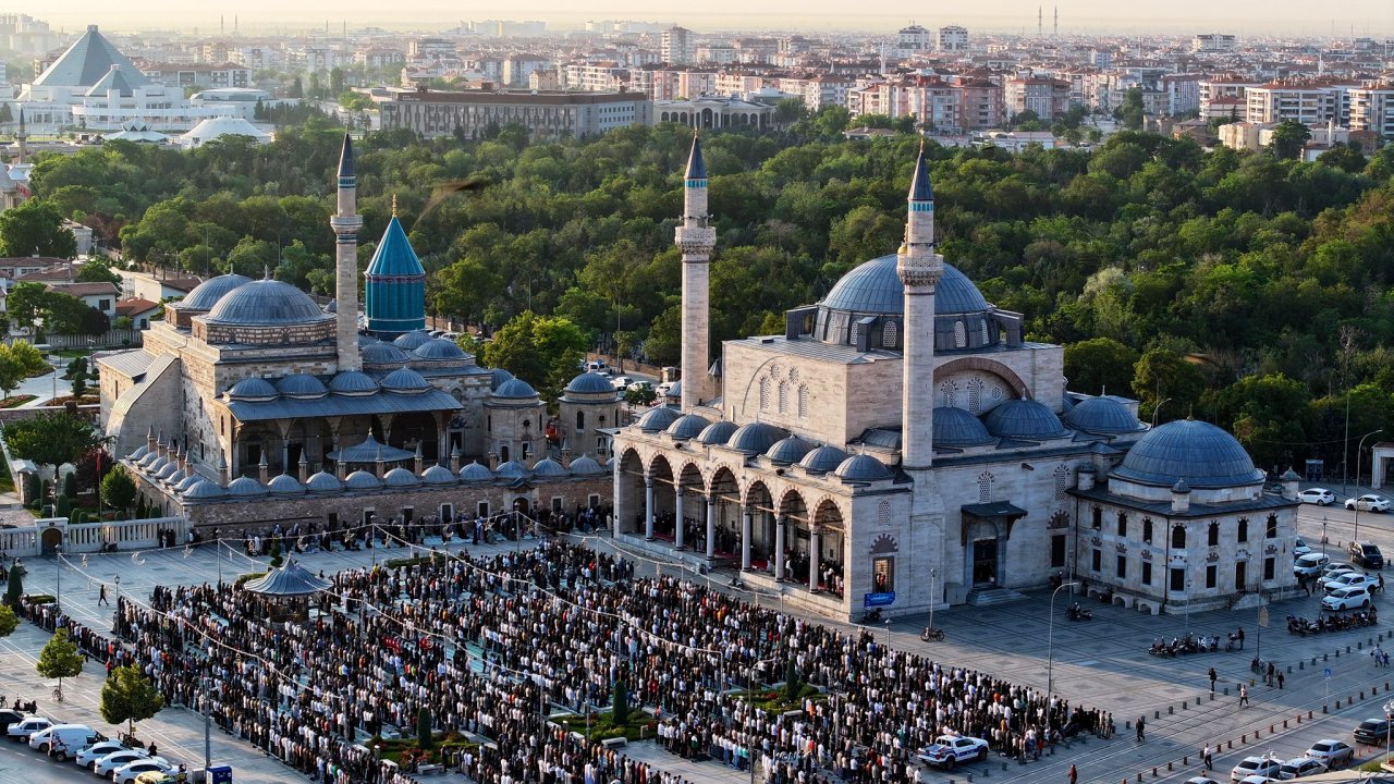 konya-kurban-bayrami-mevlana-meydani-3.jpg