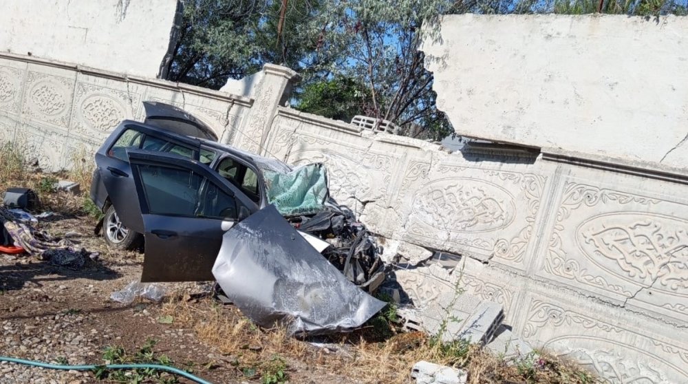 Lastiği patlayan otomobil istinat duvarına çarptı: 1 ölü, 6 yaralı