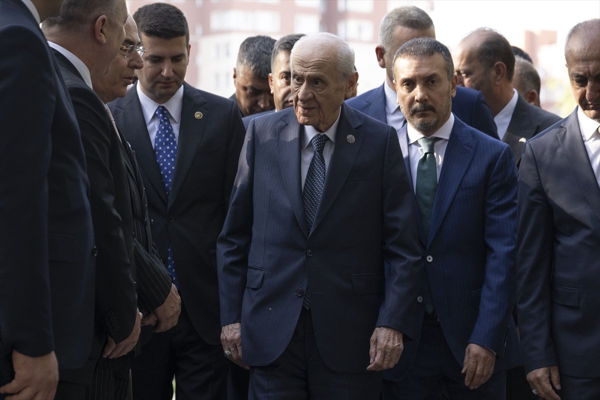 mhp-genel-baskani-bahceli-alparslan-turkesin-kabrini-ziyaret-etti-2.jpg