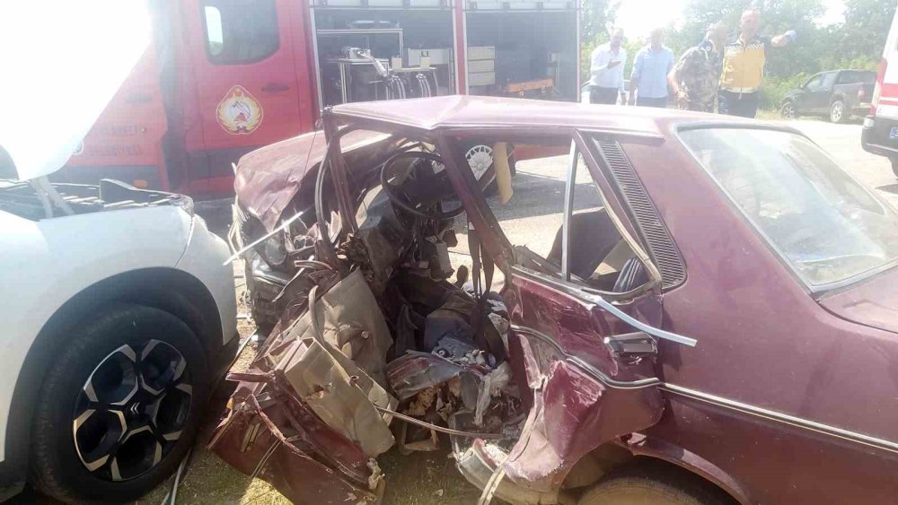 Üç otomobilin çarpıştığı kazada 1 ölü, 3 yaralı var