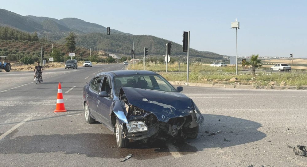 2 otomobilin karıştığı kazada 1'i çocuk 5 kişi yaralandı