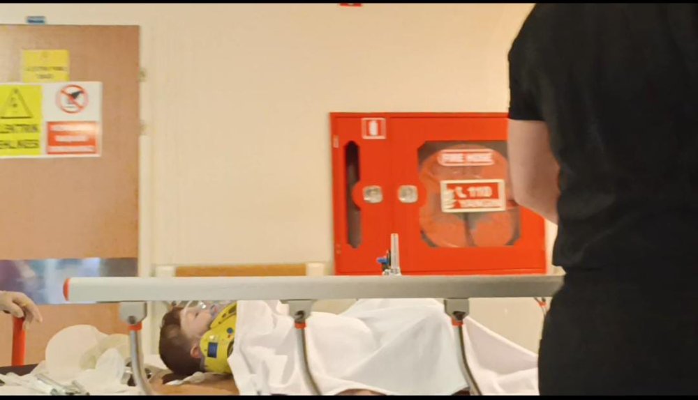 Balkondan düşen çocuk ağır yaralandı