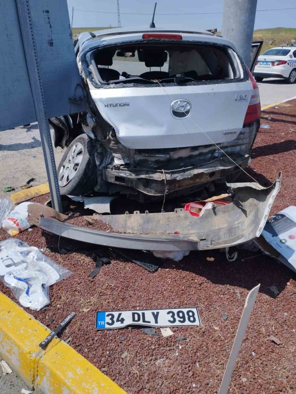 İki otomobil kavşakta çarpıştı: 1 ölü, 4 yaralı