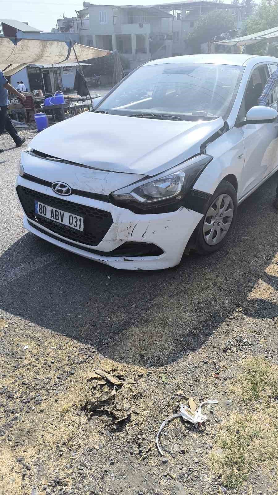 Otomobille çarpışan minibüs dereye uçtu