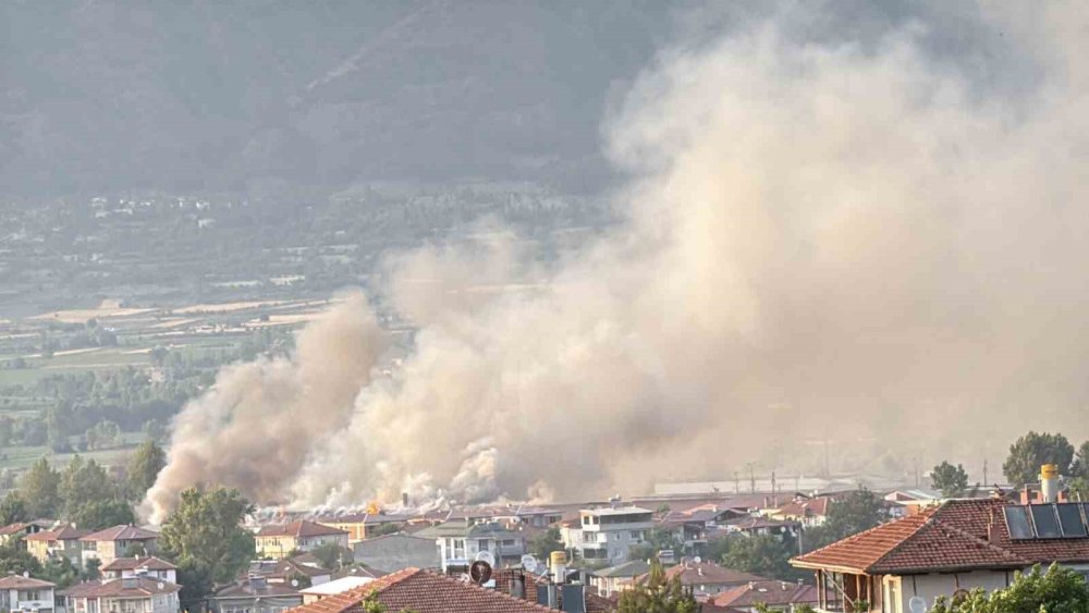 Tuğla fabrikasındaki yangında dumanlar gökyüzünü kapladı