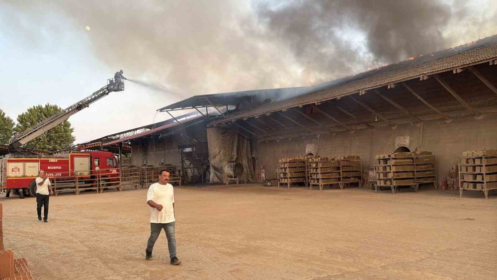 Tuğla fabrikasındaki yangında dumanlar gökyüzünü kapladı