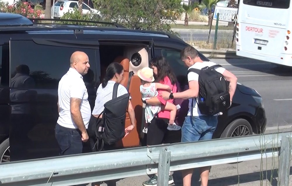 Tur minibüsü devrildi; 5 turist yaralandı