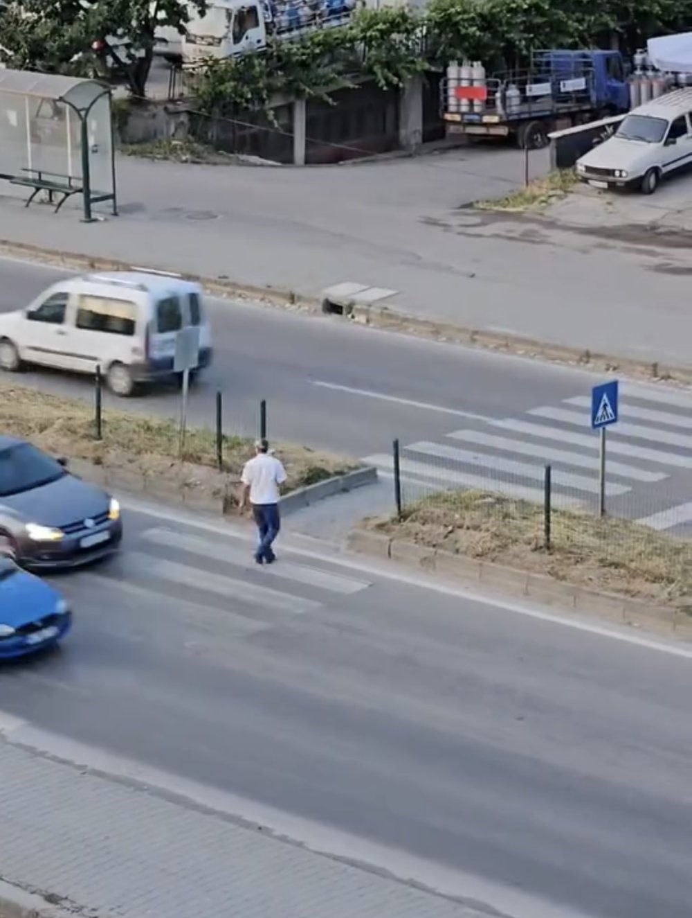 Yaya geçidinde defalarca karşıya geçip geri döndü