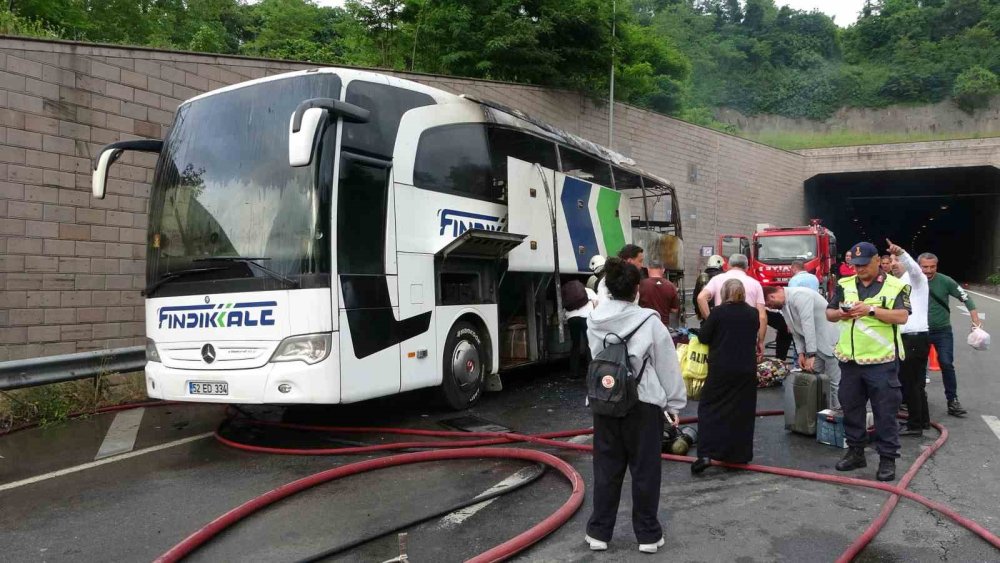 Yolcu otobüsü alev alev yandı