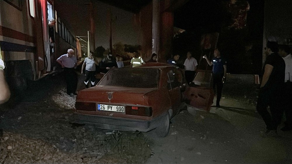 Yolcu treni, raylara bırakılan otomobile çarptı