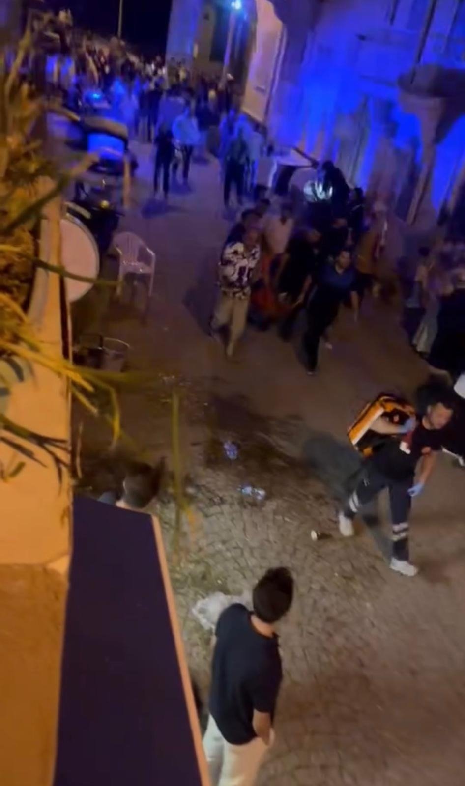 Yolda yürürken bıçaklı saldırıya uğradılar!