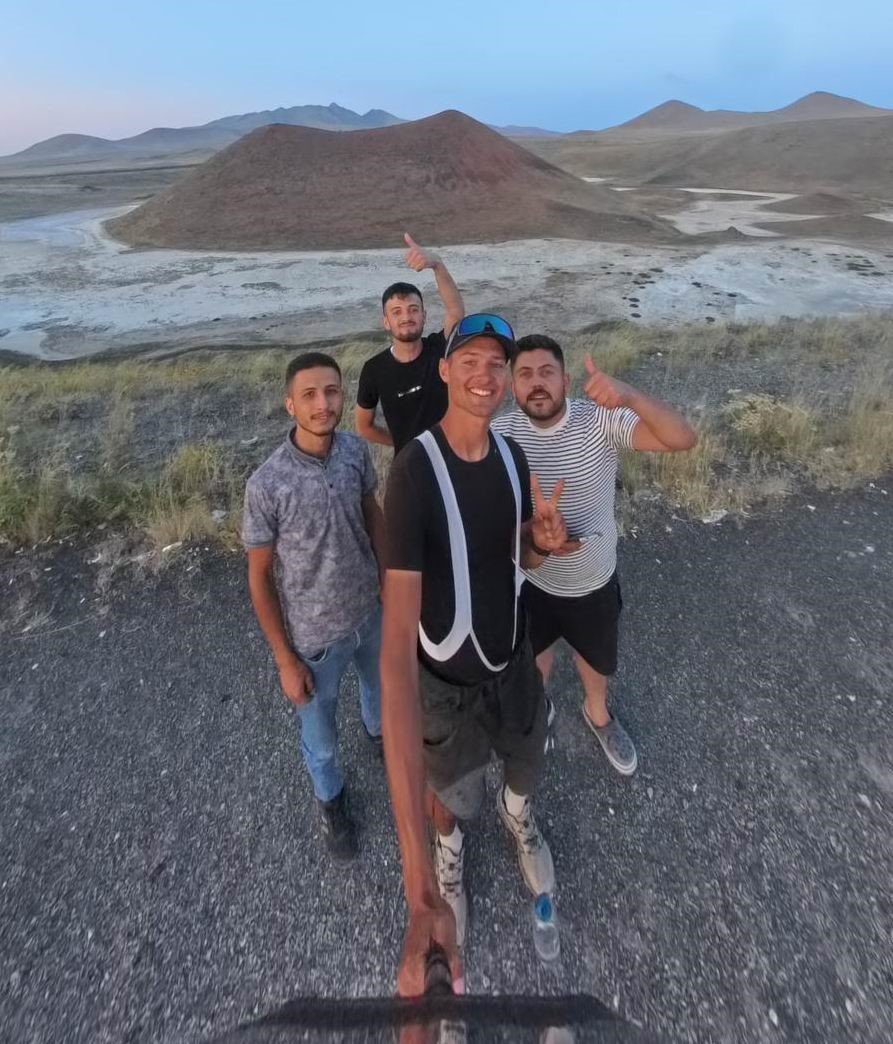 Alman bisikletçi Meke Gölü ve Acıgöl'ün eşsiz doğasının keyfini çıkardı