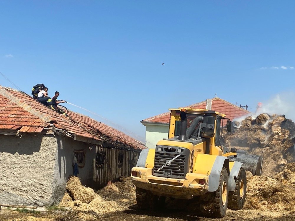 Konya'da 200 balya saman yanarak zarar gördü