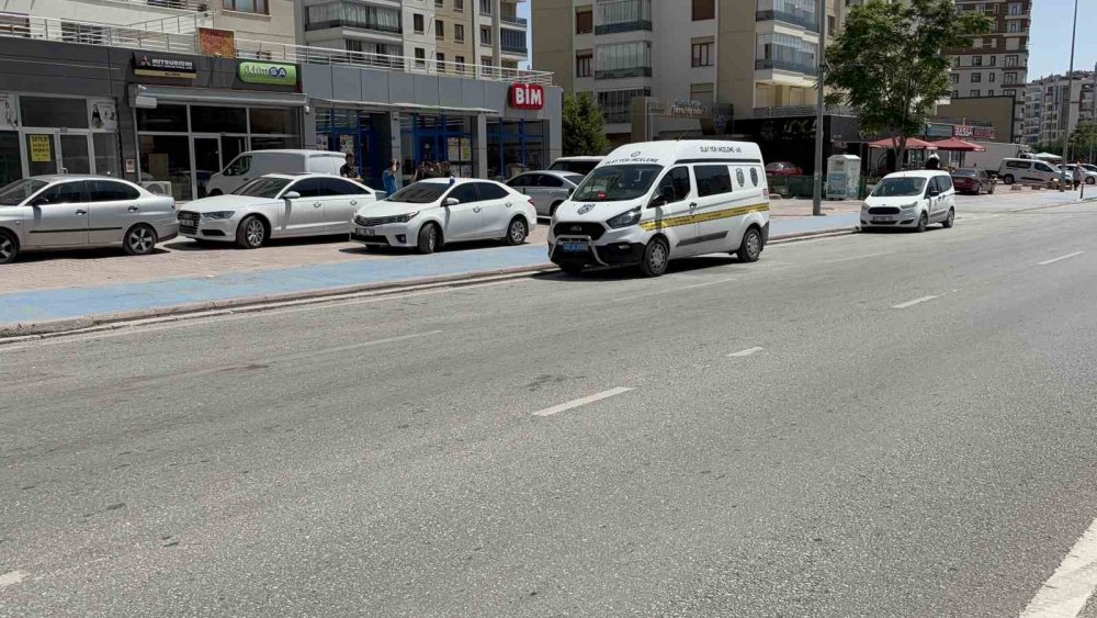 Konya merkezde otomobilin çarptığı bisikletli hayatını kaybetti