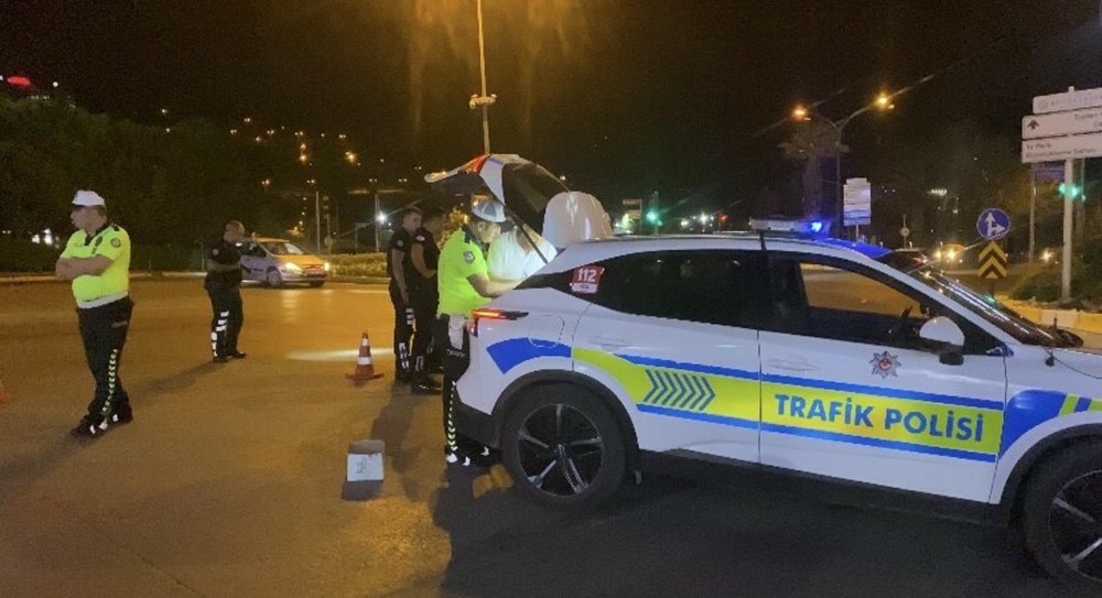 Otomobille çarpışan motosikletteki 2 polis yaralandı