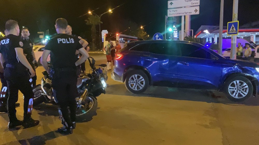 Otomobille çarpışan motosikletteki 2 polis yaralandı