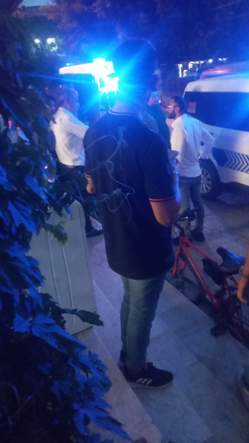 Enaflar arasında bıçak ve satırlı kavga; 1 ölü, 2'si polis 6 yaralı