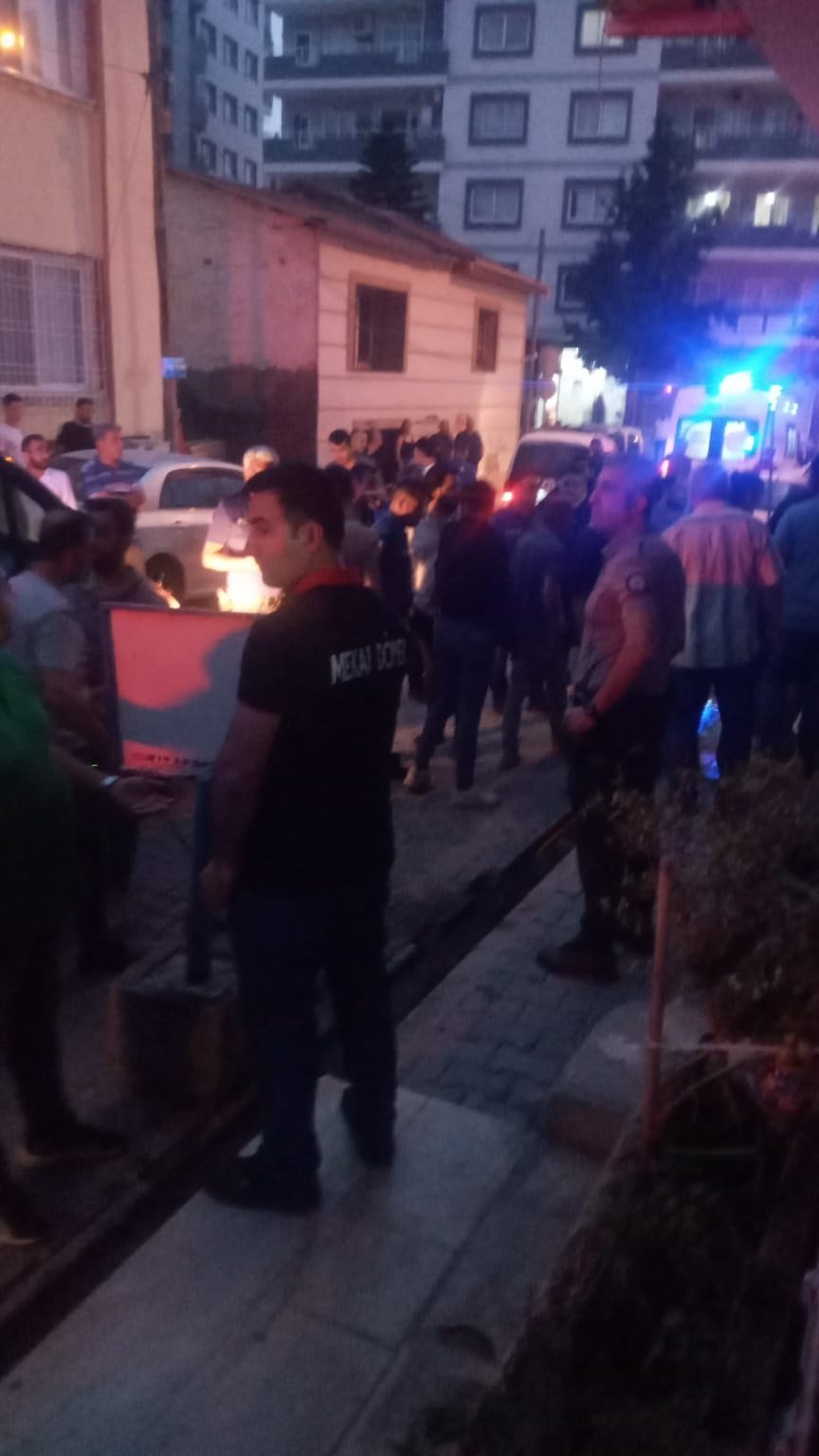 Enaflar arasında bıçak ve satırlı kavga; 1 ölü, 2'si polis 6 yaralı