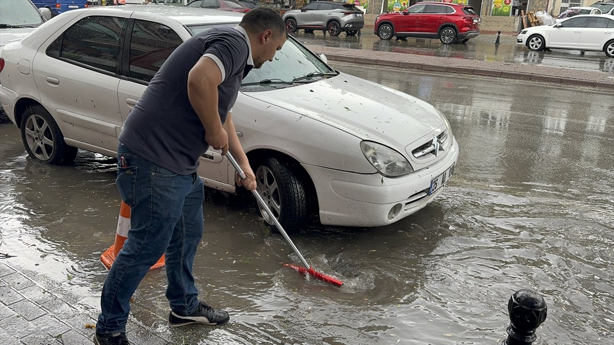 konya-merkezde-saganak-ve-dolu-hayati-olumsuz-etkiledi-3.jpg