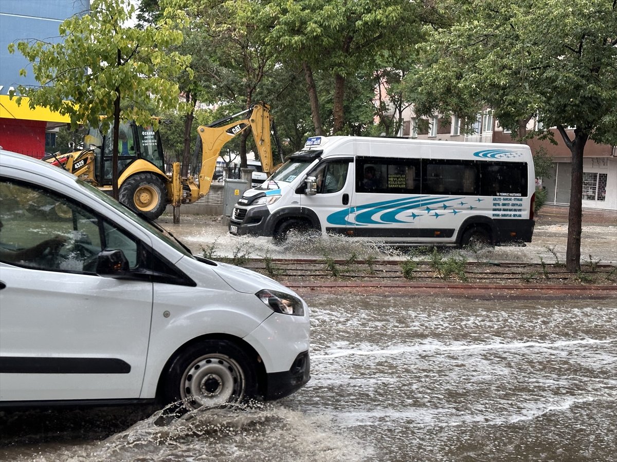 konya-merkezde-saganak-ve-dolu-hayati-olumsuz-etkiledi-4.jpg