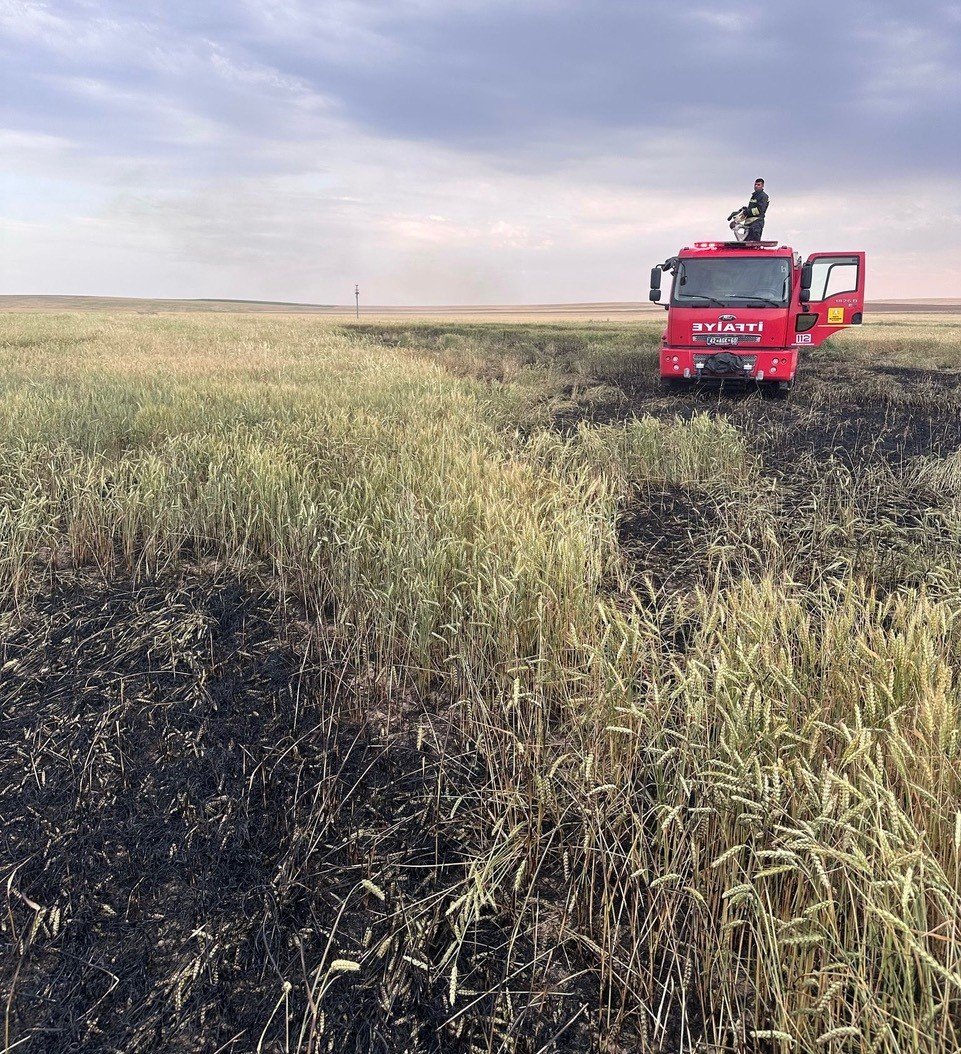 Konya'da tarlada yangın! 10 dekarlık alan zarar gördü