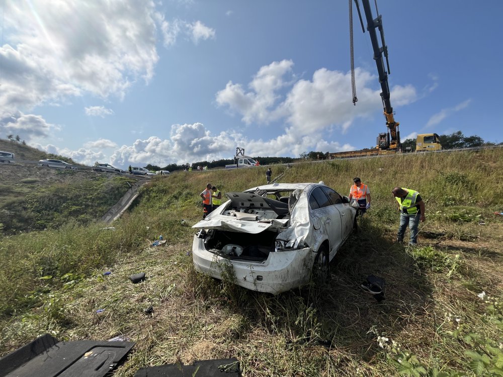 Otomobil,  şarampole devrildi; 4’ü ağır, 8 yaralı